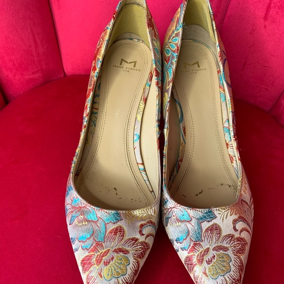 Marc Fisher Pump Floral Block Heel Metallic Sz 8.5 - Picture 2 of 4